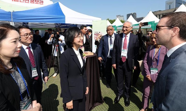 Recorriendo los estands que promueven la seguridad alimentaria