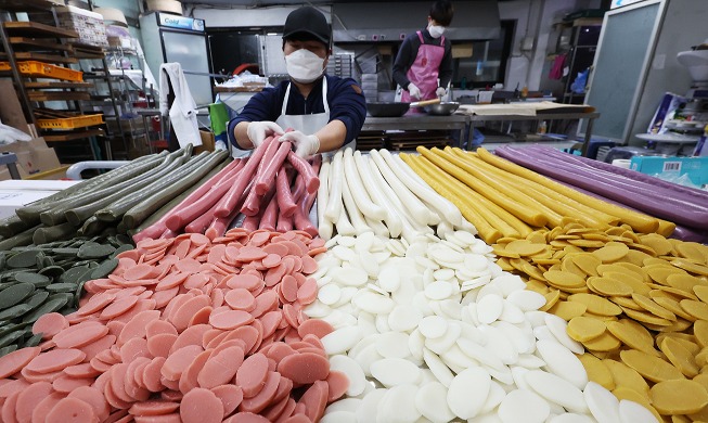 Preparando pasteles de arroz coloridos para el Año Nuevo Lunar