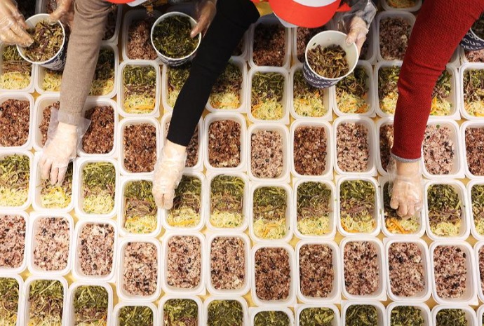 Compartiendo arroz de cinco granos