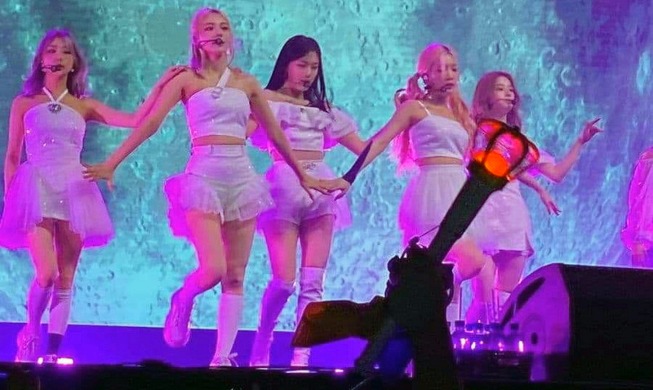 La banda femenina de K-pop 'Loona' se presenta en México