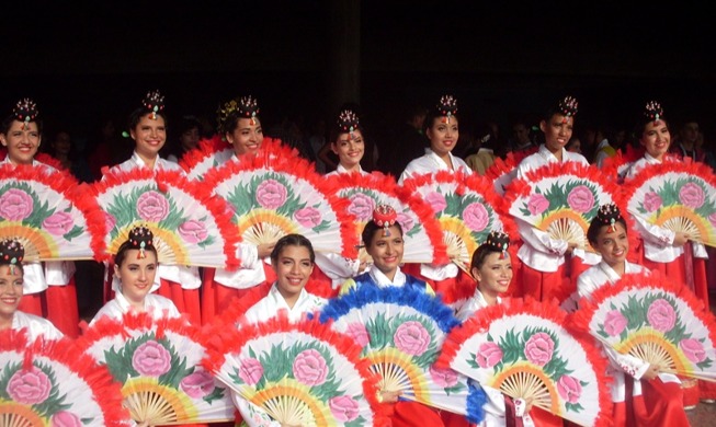 Dos naciones juntas por medio de una danza tradicional: el buchaechum