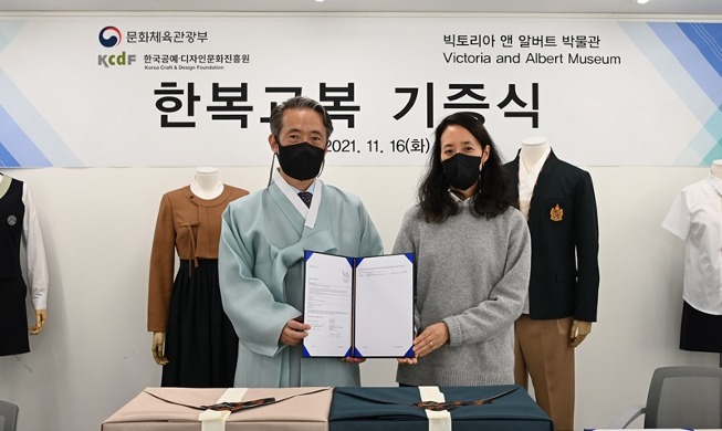 Fundación cultural coreana dona uniformes hanbok a un museo del Reino Unido