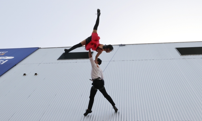 Danza vertical para celebrar la reapertura del Centro de Teatro de Seúl