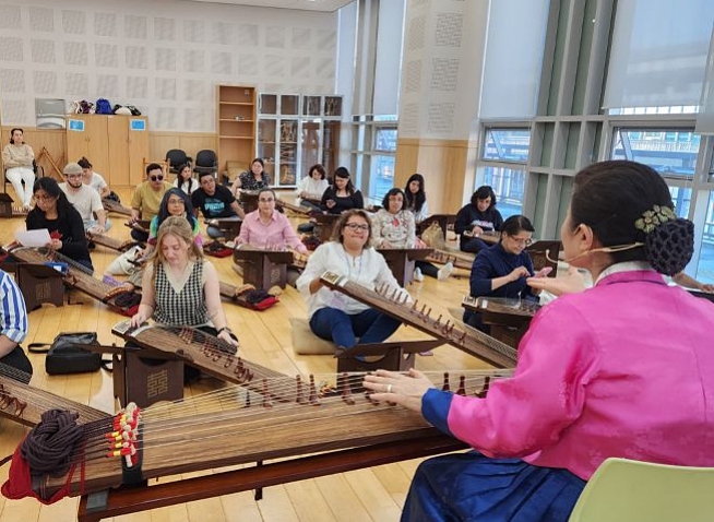 Una experiencia única con el 'gayageum' en el Centro Nacional del Patrimonio Inmaterial de Corea