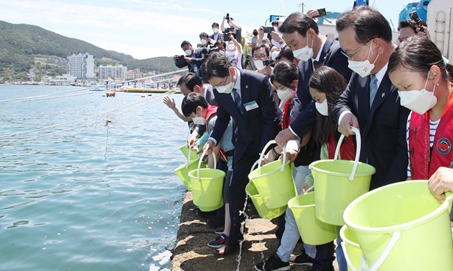 [Foto del día] Liberando crías de peces para conmemorar el Día de los Mares
