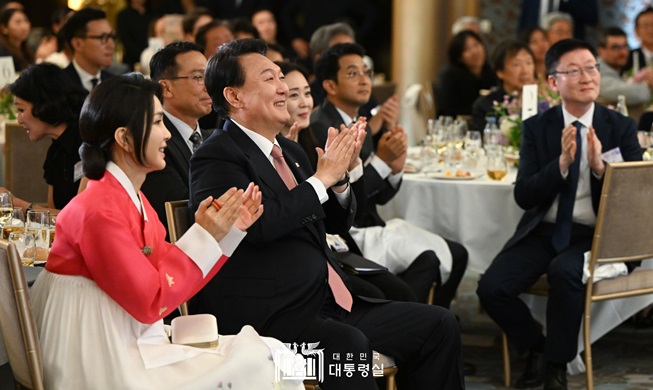 El presidente Yoon llega a París y se reúne con la comunidad coreana residente en Francia