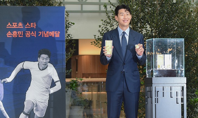 [Foto del día] Medalla conmemorativa del futbolista Son Heung-min