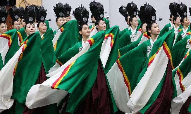 Ensayando la danza al unísono