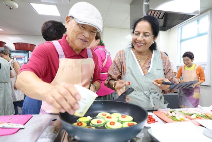 Cocinando juntos en un taller gastronómico