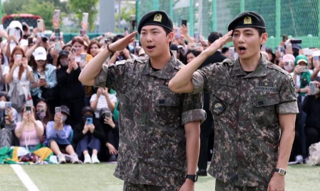 RM y V de BTS concluyen su servicio militar