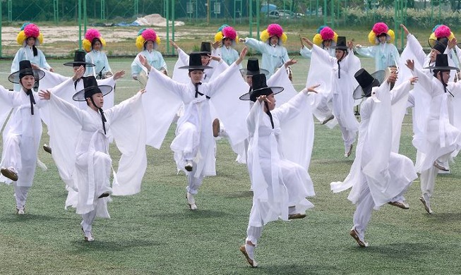 Unos estudiantes presentan la 'Danza de la Grulla Dongnae' en el 'Concurso de Arte Popular de Busan 2023'