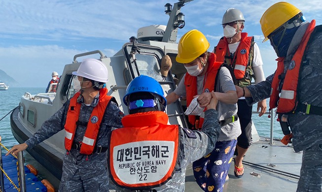 [Foto del día] Residentes de islas remotas son vacunados en fragata de la Marina de Corea