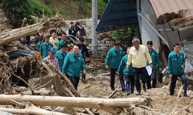 El presidente Yoon inspecciona uno de los lugares afectados por las lluvias del fin de semana