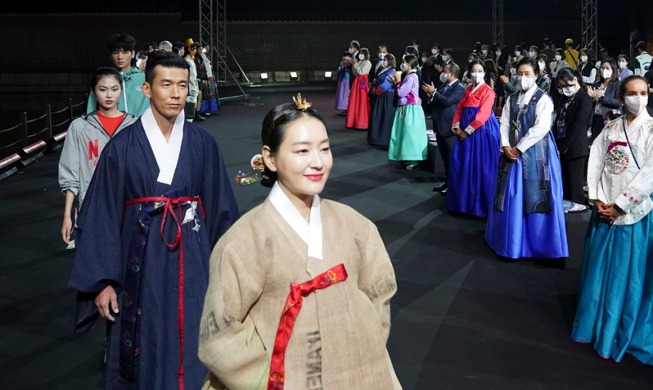 [Foto del día] P4G: Se celebra exhibición de prendas upcycling en Palacio Gyeongbokgung