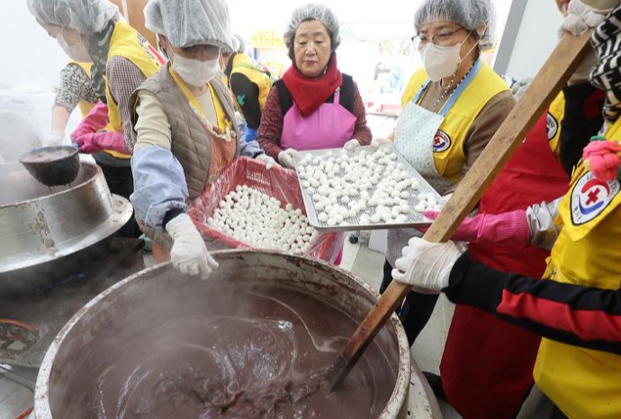 Gachas de judías rojas para los necesitados en el solsticio de invierno