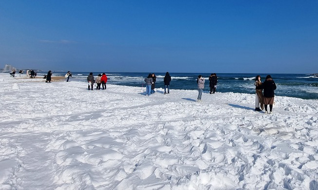 Se acumula nieve en la Playa Gyeongpo en la costa este