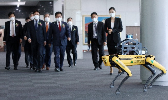 [Foto del día] Un 'perro robot' hace de guía en la 'Exposición de tecnología de construcción inteligente 2021'