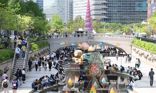 Faroles instalados en el arroyo Cheonggyecheon