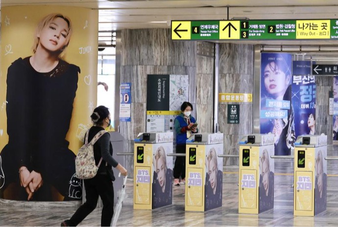 BTS decora una estación de metro de Busan