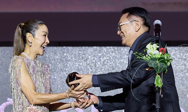 La actriz ganadora del Óscar Michelle Yeoh elogia el ascenso del festival de cine de Busan