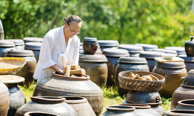 Un maestro del jang explica la pasta fermentada reconocida por la Unesco