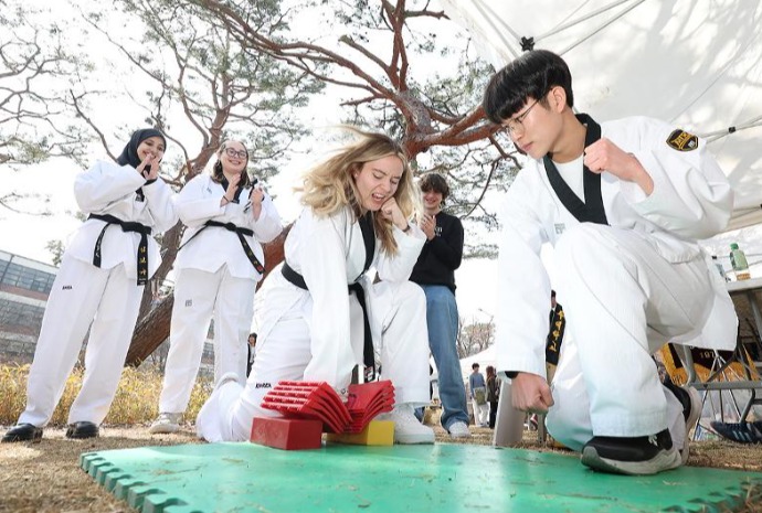 Demostración de taekwondo en una universidad coreana