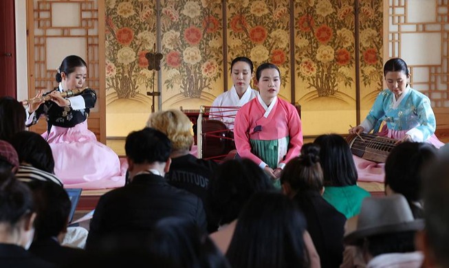 Recrean la actuación de músicos ciegos de hace 600 años en el palacio Gyeongbokgung