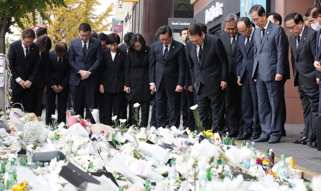 El presidente Yoon promete apoyo para las víctimas extranjeras de Itaewon y sus familias