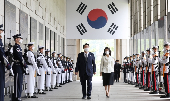 Presidente Yoon y en actividad para honrar la memoria de los soldados caídos