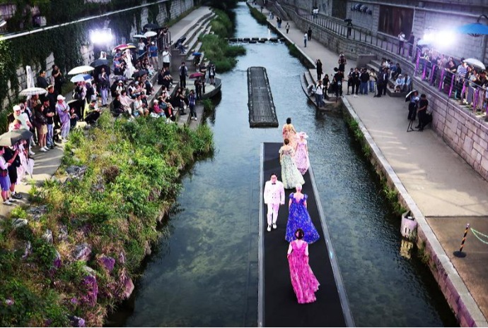 Pasarela al aire libre en el arroyo Cheonggyecheon