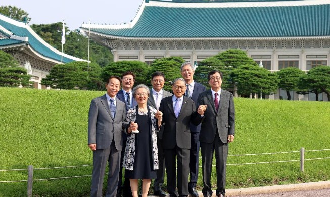 Se reúnen seis familiares de los expresidentes surcoreanos en Cheong Wa Dae