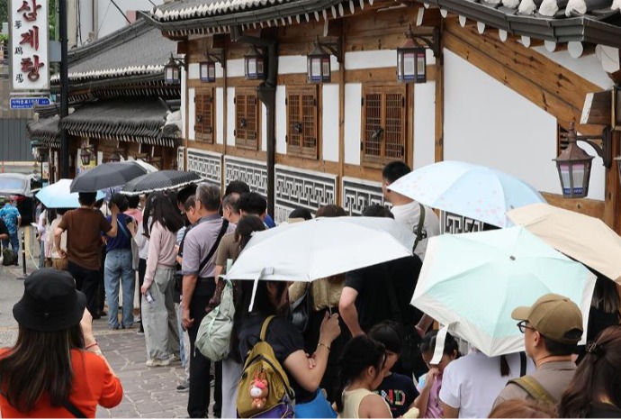 A la espera del tradicional samgyetang en vísperas del chobok