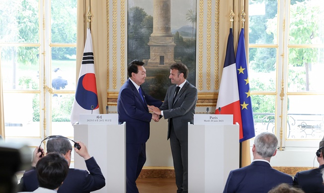 Yoon llama a Francia un 'viejo amigo de Corea' en la cumbre bilateral