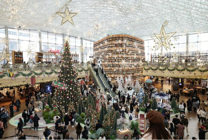 Navidad entre libros en una biblioteca de Seúl