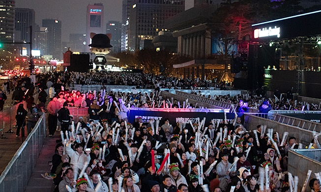 Los fanáticos de los deportes electrónicos se reúnen en el centro de Seúl para ver la final mundial de LoL