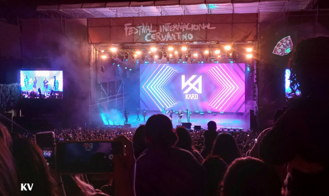 El grupo de K-pop KARD actúa en el Festival Internacional Cervatino de México