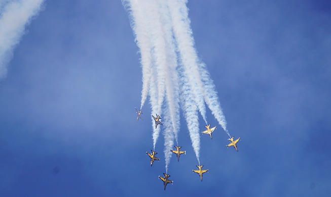 [Foto del día] Vuelo de celebración de los Black Eagles previo a la inauguración de la exposición 'ADEX 2021'