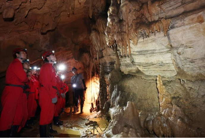 Explorando una cueva en la provincia de Gangwon-do