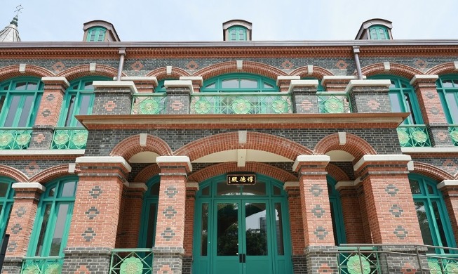 Un edificio reconstruido del palacio Deoksugung recibe a sus primeros visitantes antes de la apertura oficial