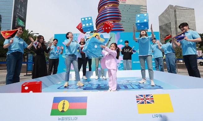 Unos estudiantes juegan en el evento promocional de la cumbre Corea del Sur-países insulares del Pacífico