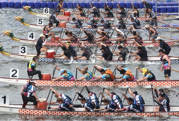Fuerza y sincronía sobre el agua
