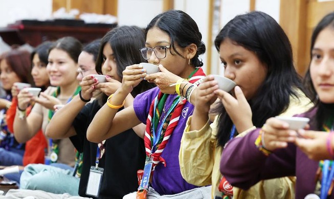 Los scouts de Bolivia aprenden las reglas de etiqueta para la ceremonia del té