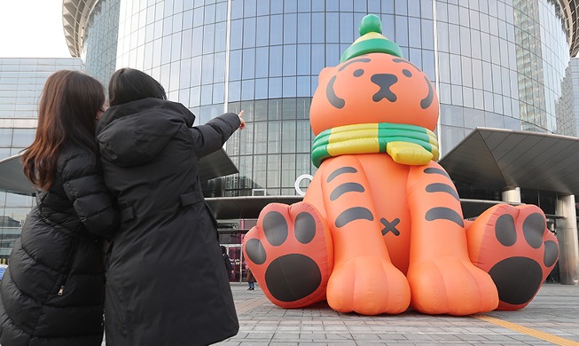 Muñeco inflable gigante con forma de tigre en el COEX