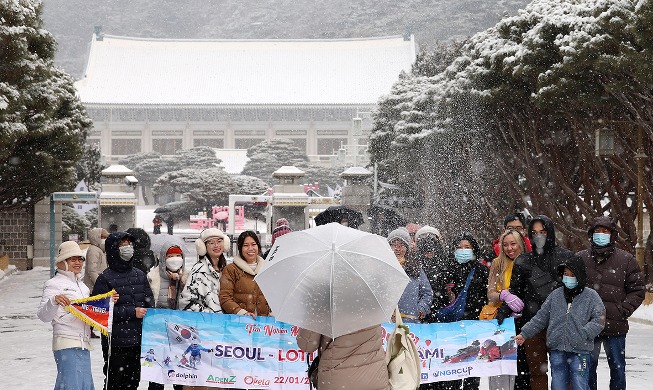 Turistas extranjeros visitando Cheong Wa Dae durante la nevada de hoy