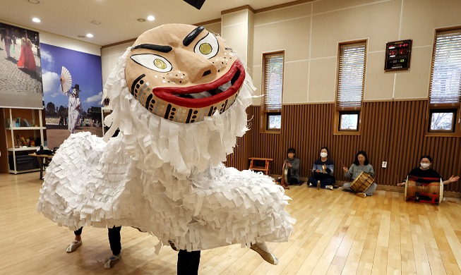 Practicando la danza de máscaras tradicional 'Eunyul Talchum'