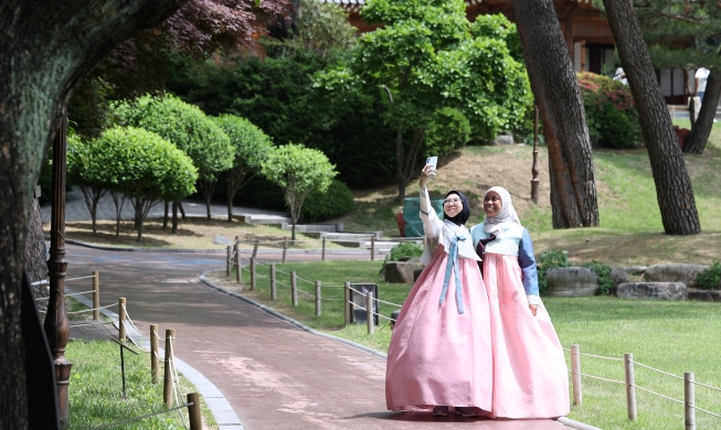 Unas turistas extranjeras dan un paseo por Cheong Wa Dae portando el hanbok