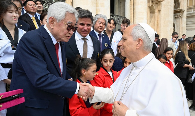 El papa León XIV recibe el cinturón negro honorífico de 10º Dan de 'taekwondo'