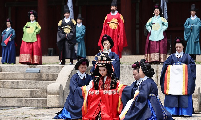 Recreación de primeros saludos de la princesa heredera en el santuario Jongmyo