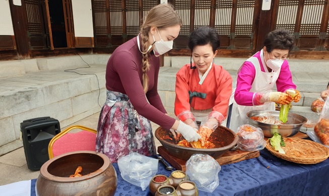 Se ofrece programa especial para extranjeros que quieran aprender a preparar kimchi