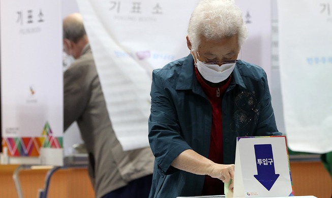 Votando en las elecciones regionales del 1º de junio